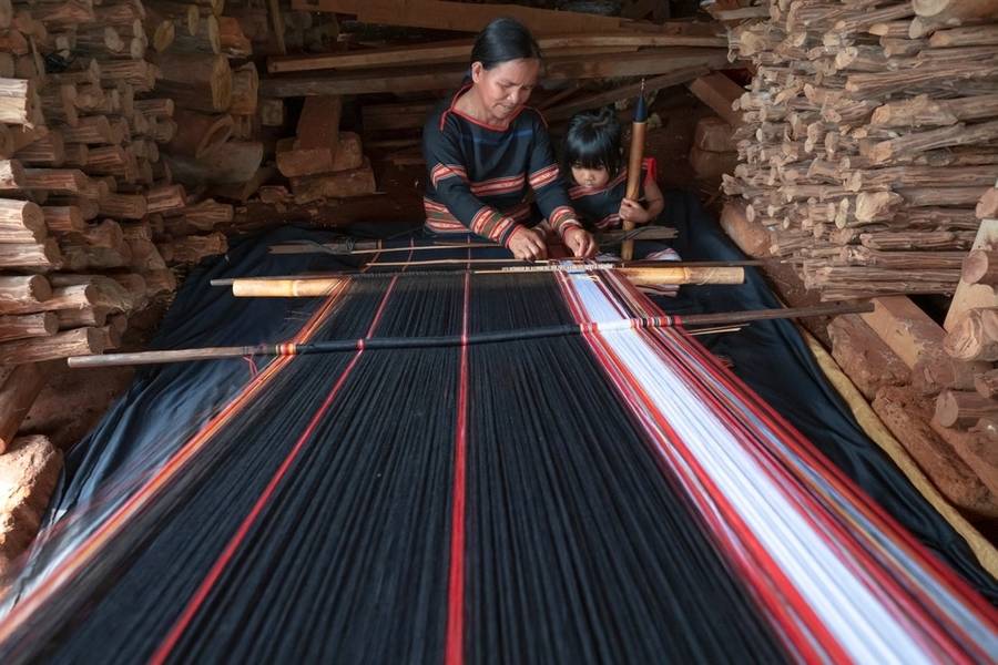 Trải nghiệm nghề thủ công được tổ chức thường xuyên cho du khách tham quan tại làng văn hóa cộng đồng Kon Pring