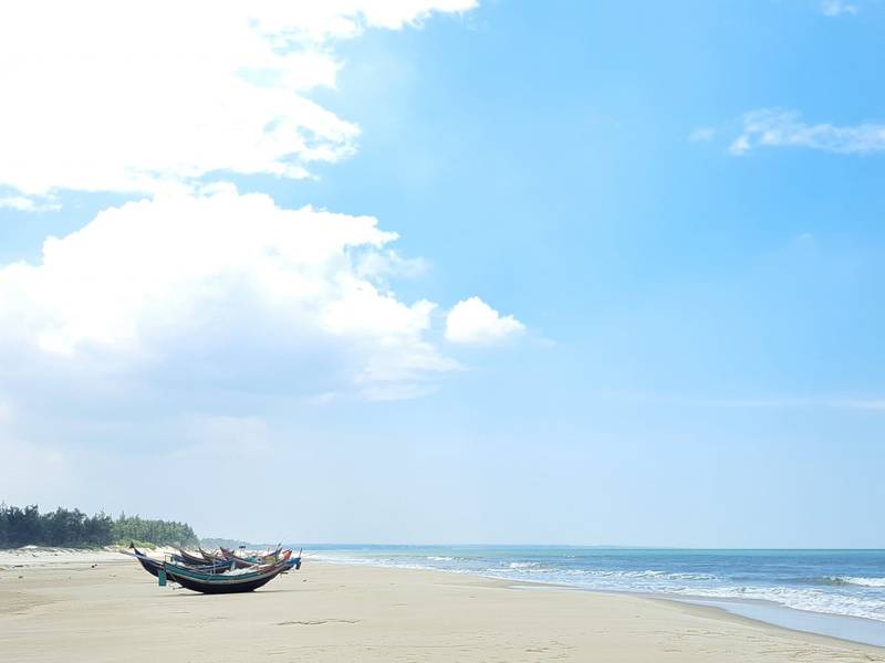 Bãi biển Cửa Tùng với bãi cát trắng trải dài