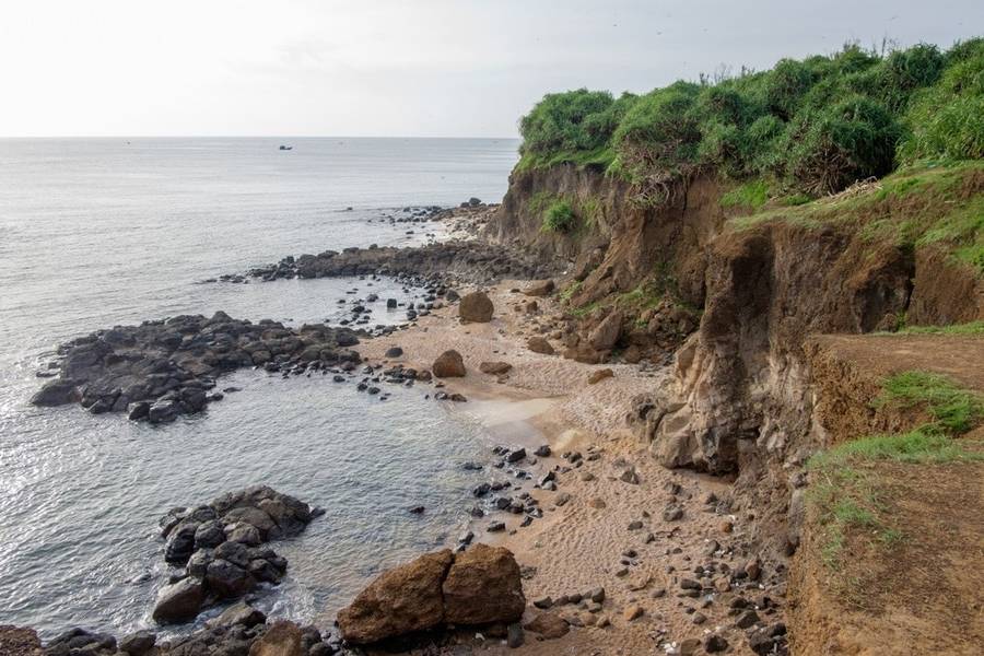 Biển Mũi Trèo mang đến vẻ đẹp hoang sơ, hấp dẫn du khách