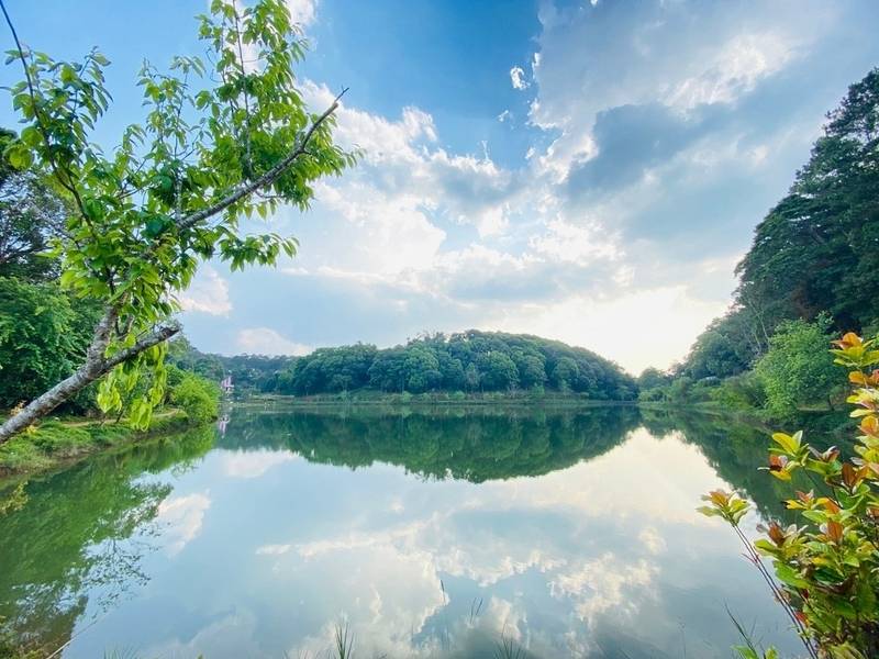 Hồ Đak Ke yên bình giữa rừng thông, gợi nhắc truyền thuyết thần thoại Kon Tum