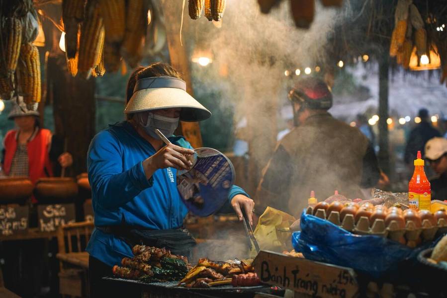 Quầy hàng đồ nướng tỏa khói thơm lừng thu hút du khách tại chợ phiên Măng Đen