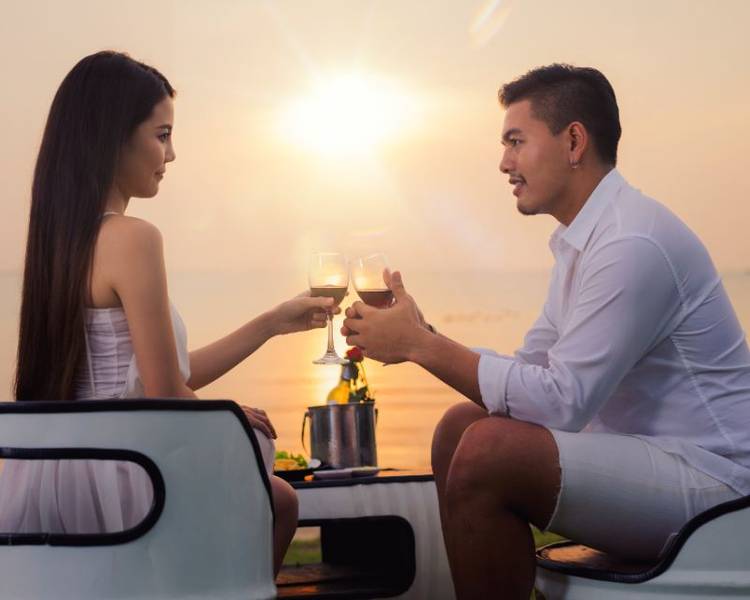 Một bữa ăn tối lãng mạn vừa là món quà 20/10 tuyệt vời dành cho nàng vừa là cơ hội để hai bạn hâm nóng tình cảm