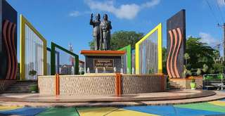 Monumen Cinta Sejati Habibie-Ainun, Ikon Romantis Parepare!, Travel Bestie