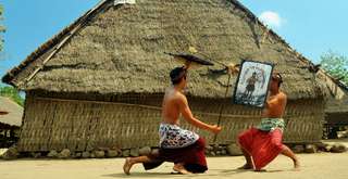 Mengenal Peresean: Tradisi Adat Seni Bertarung di Lombok yang Unik, Travel Bestie
