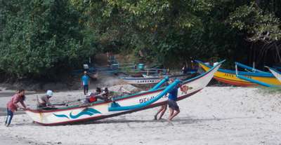 Wisata ke Pantai Ngampiran: Liburan Hemat dengan Pemandangan Eksotis, Xperience Team