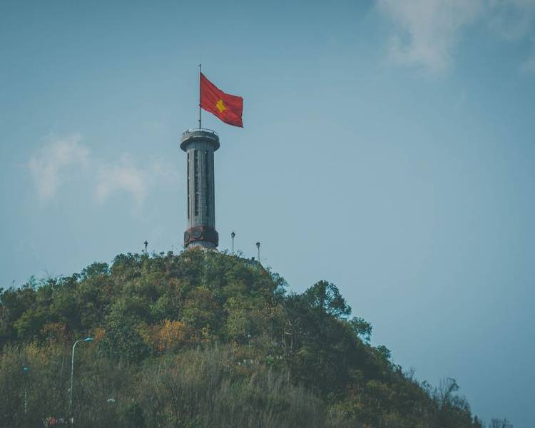 Cột cờ Lũng Cú nằm trên đỉnh núi Rồng của huyện Đồng Văn.