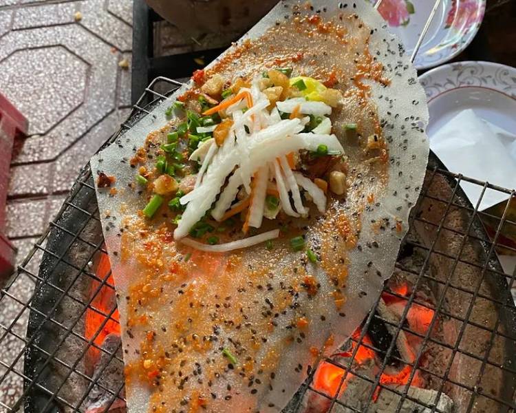 Bánh tráng nướng mắm ruốc là món ăn vặt đặc sản của người dân địa phương.
