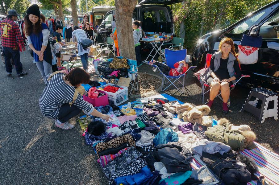 TOKYO, JAPAN - October 18, 2015 : Second hand market people are shopping used clothes and second hand Miscellaneous in city flea market, Ajinomoto Stadium Flea Market, Tokyo. 