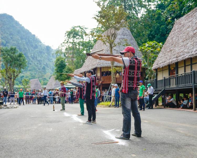 Khám phá văn hóa của người dân Cơ Tu bản địa.