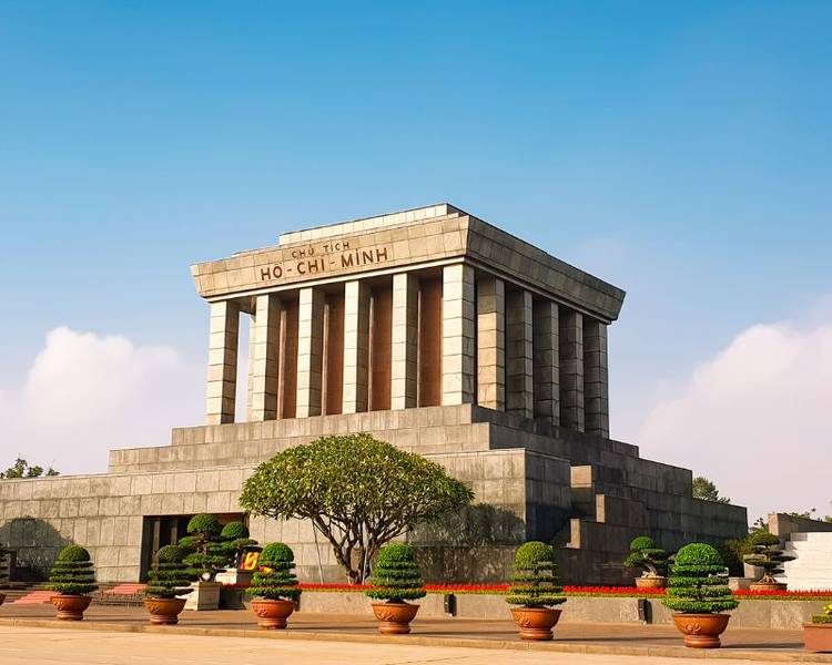 Lăng Chủ tịch Hồ Chí Minh là công trình kiến trúc thiêng liêng và trang nghiêm.