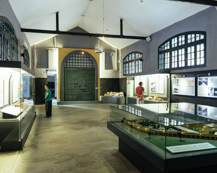 Nhà tù Hỏa Lò - di tích lịch sử nổi tiếng nhất Hà Nội.