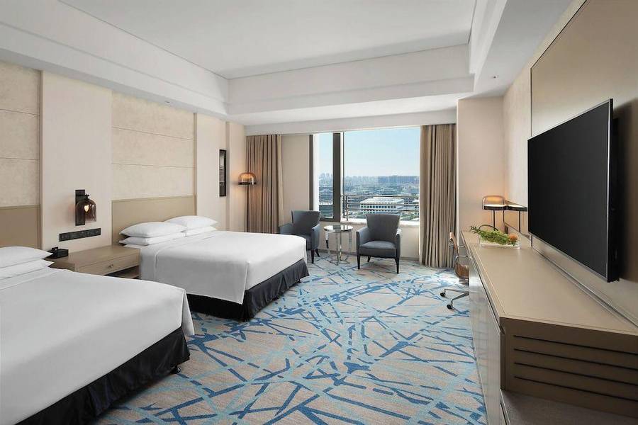 Không gian sang trọng và khoảng view đẹp là điểm nhấn của khách sạn Renaissance Shanghai Caohejing Hotel.