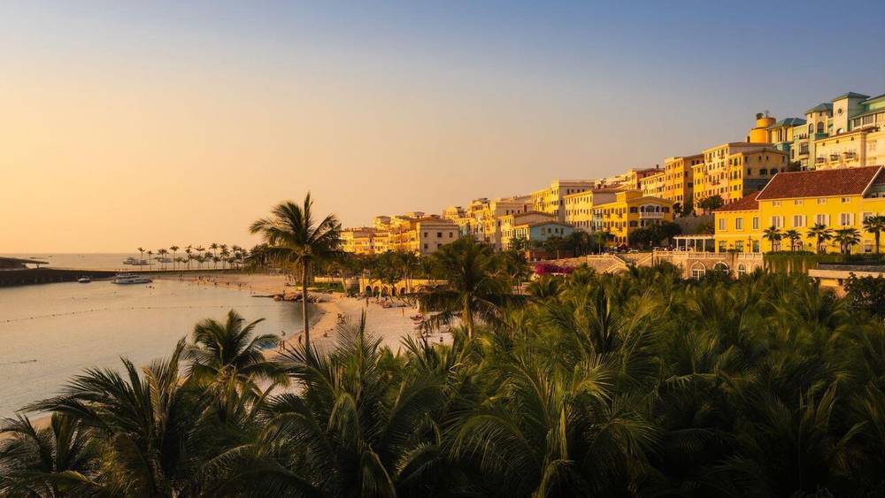 Phú Quốc nổi tiếng với các khu du lịch nghỉ dưỡng ven biển.