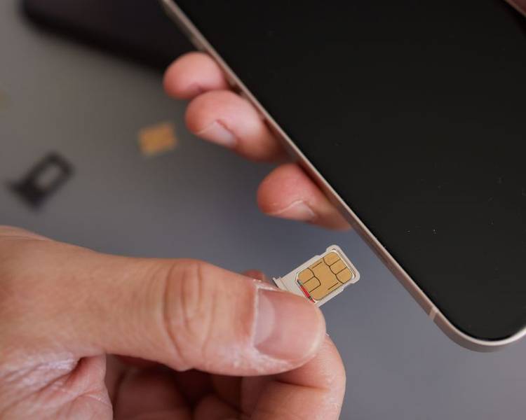 Bạn chỉ cần tháo SIM cũ và lắp SIM du lịch Úc vật lý vào điện thoại.