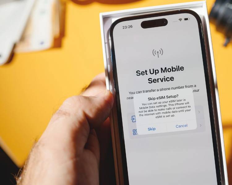 Với eSIM du lịch Úc, bạn sẽ nhận được mã QR từ nhà cung cấp qua email để kích hoạt.