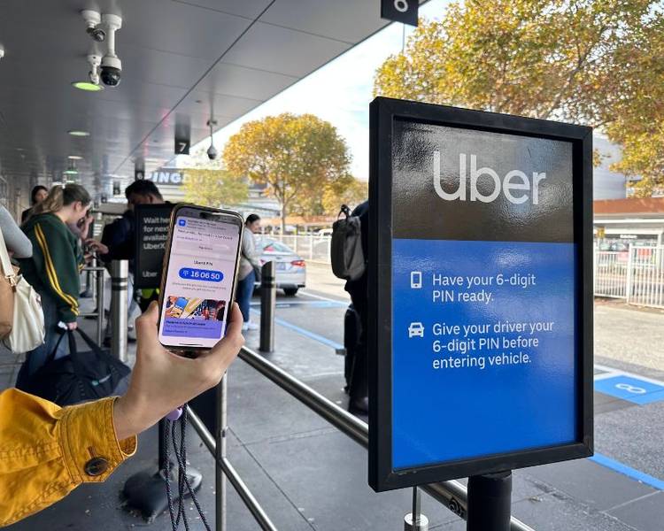 Với SIM du lịch Úc, bạn có thể dễ dàng đặt xe qua các ứng dụng.