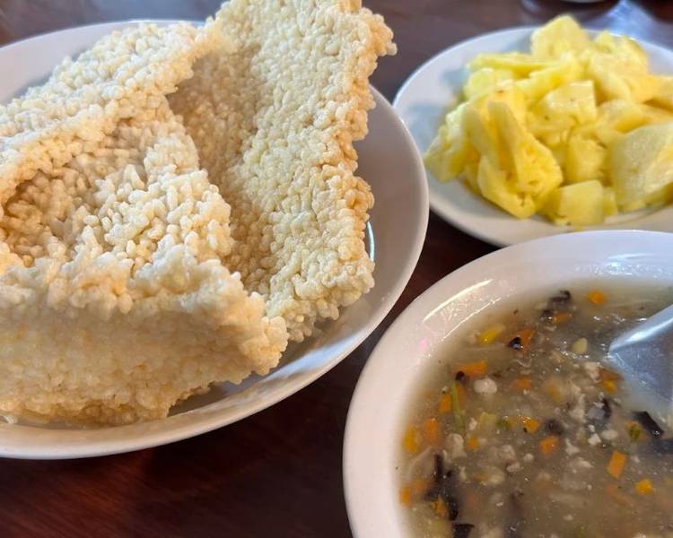 Cơm cháy Ninh Bình ăn kèm sốt dê đậm đà.