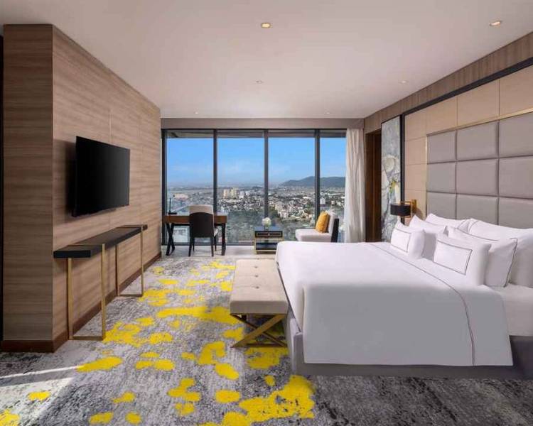 Melia Vinpearl Thanh Hóa là khách sạn 5 sao sang trọng, nổi bật với kiến trúc nguy nga và dịch vụ đẳng cấp ngay trung tâm thành phố.