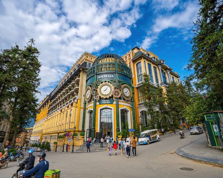 Sun Plaza - một biểu tượng đặc trưng của thị trấn sương mù.