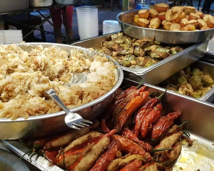 Bạn có thể dừng chân tại các tiệm ăn người Hoa tại khu vực chợ Phùng Hưng để thưởng thức các món ăn độc đáo.