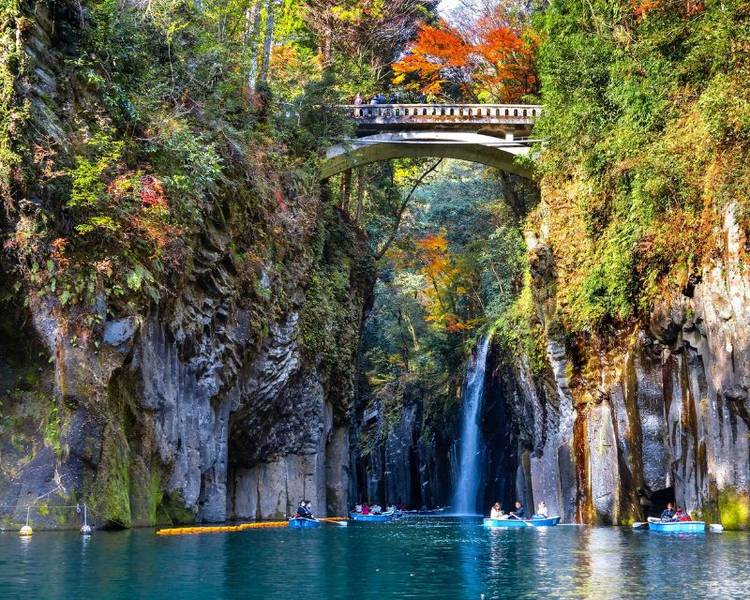 Hẻm núi Takachiho có vẻ đẹp rực rỡ nhất khi đi du lịch vùng Kyushu vào mùa thu