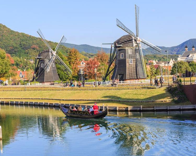 Huis Ten Bosch là công viên chủ đề lớn nhất Kyushu, tái hiện một cách tinh tế phong cảnh và kiến trúc của Hà Lan