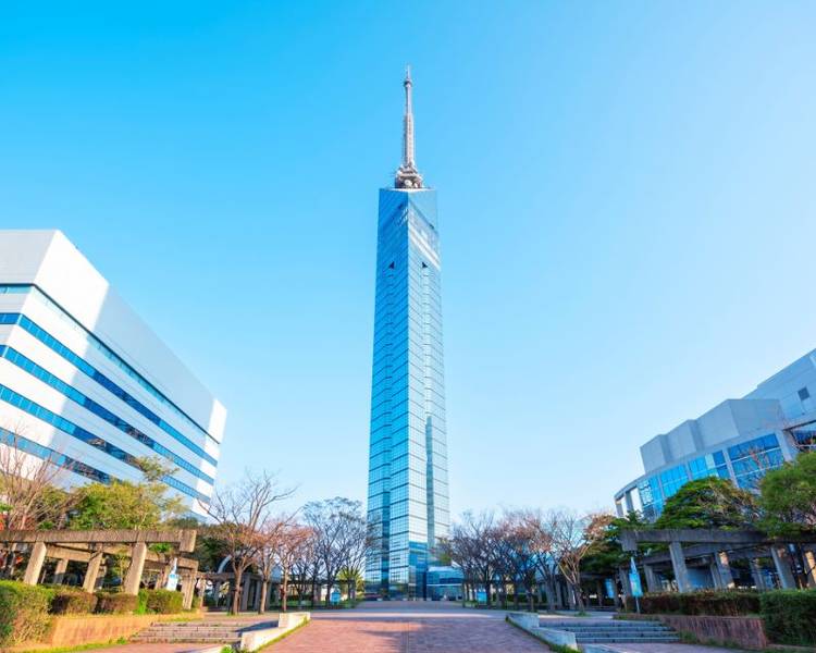Fukuoka Tower là biểu tượng hiện đại của thành phố Fukuoka, cao tới 234 mét và là tháp ven biển cao nhất Nhật Bản