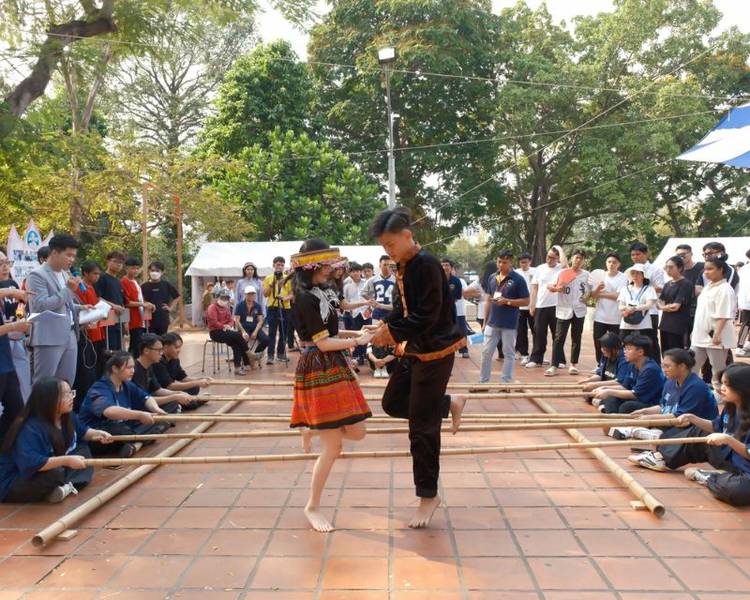 Công viên Lê Thị Riêng là không gian lý tưởng cho những hoạt động giải trí dành cho người dân địa phương.