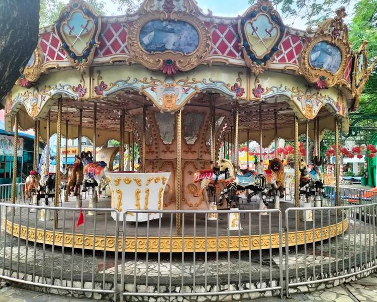 Công viên Thỏ Trắng là khu vui chơi nổi tiếng, sôi động suốt ngày đêm, phù hợp cho cả gia đình, đặc biệt là các bạn nhỏ.