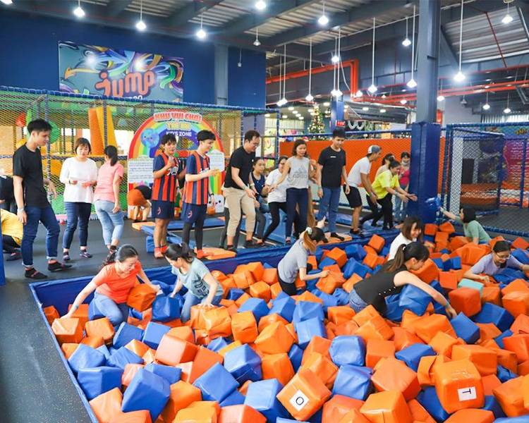 Jump Arena là một trong những khu vui chơi bạt nhún lớn nhất Sài Gòn, thu hút từ giới trẻ năng động đến các gia đình có trẻ nhỏ tại công viên Lê Thị Riêng.
