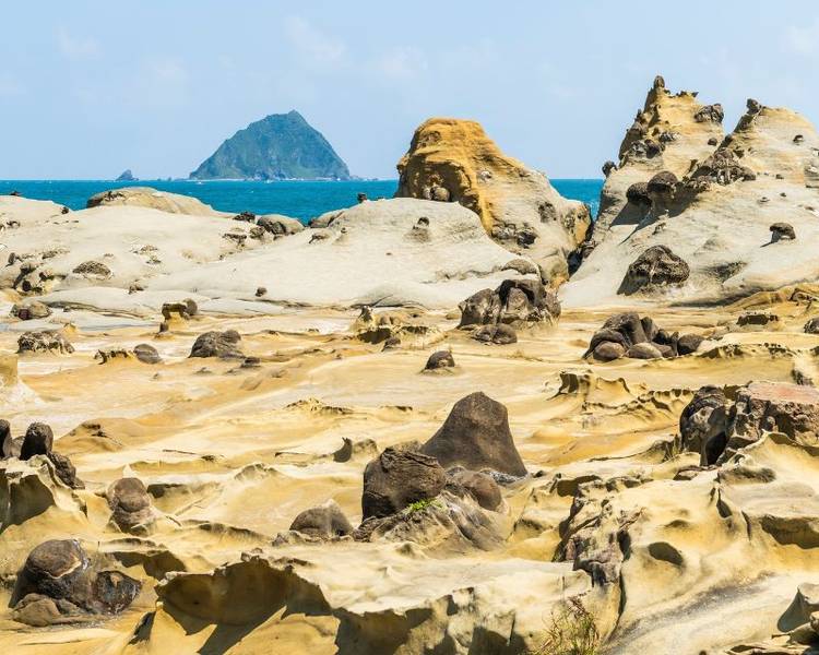 Men theo lối mòn quanh công viên, bạn sẽ được chiêm ngưỡng hàng trăm tảng đá có hình thù kỳ lạ