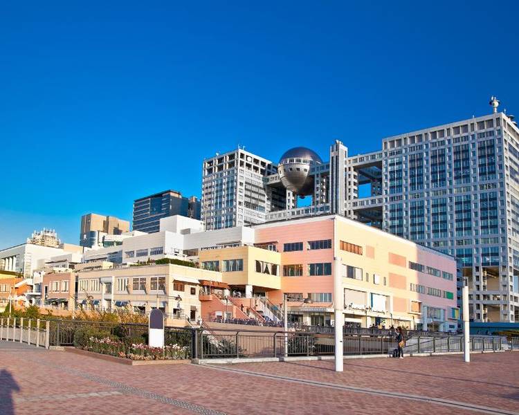 Odaiba là một hòn đảo nhân tạo nằm ở phía nam trung tâm Tokyo, thuộc quận Koto