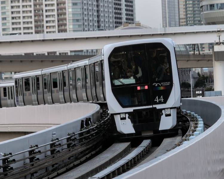Yurikamome là tuyến tàu tự động không người lái, kết nối trung tâm Tokyo với Odaiba