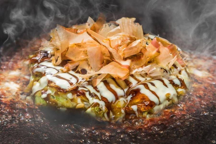 Bánh Okonomiyaki là hương vị Hiroshima mà du khách không thể bỏ lỡ.