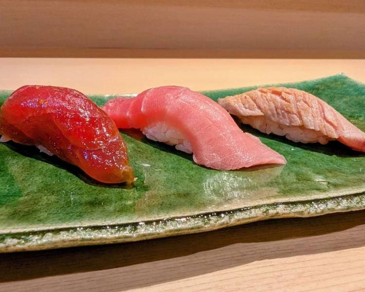 Nằm ven vịnh Tokyo, Odaiba là khu vực nổi tiếng với những nhà hàng sushi phục vụ hải sản tươi rói vừa được đánh bắt trong ngày