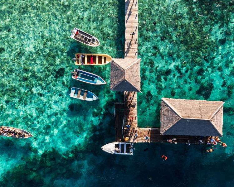 Ngay khi đặt chân lên đảo Kanawa, bạn sẽ choáng ngợp bởi màu nước biển chuyển sắc từ xanh lam đến ngọc bích, trong suốt đến mức có thể nhìn thấy cá bơi lượn dưới chân.