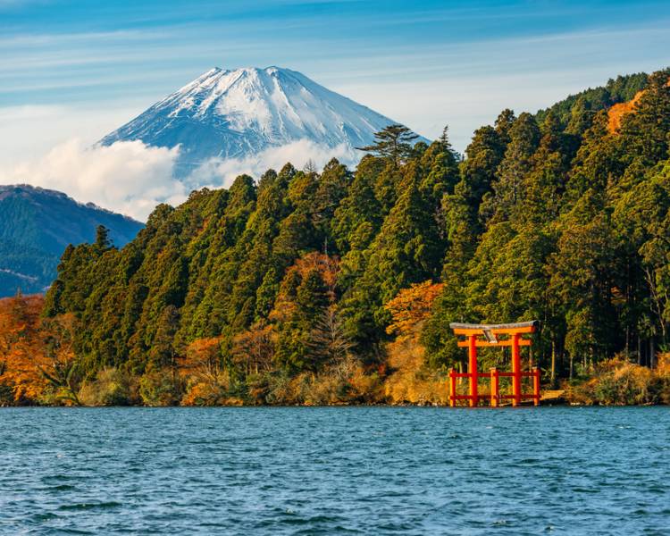 Hakone là thị trấn nghỉ dưỡng tọa lạc tại tỉnh Kanagawa và là một phần của vườn quốc gia Fuji-Hakone-Izu.