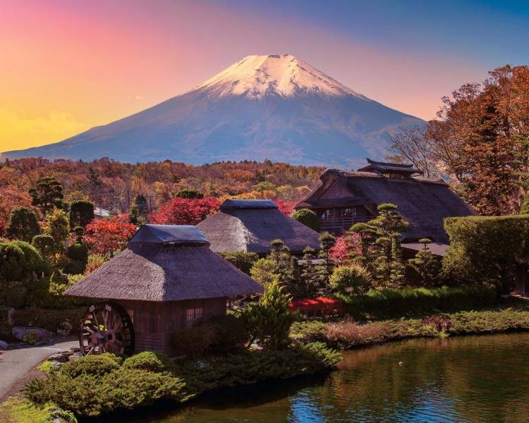 Nằm nép mình dưới chân núi Phú Sĩ, Oshino Hakkai được núi lửa Phú Sĩ bồi đắp qua hàng ngàn năm