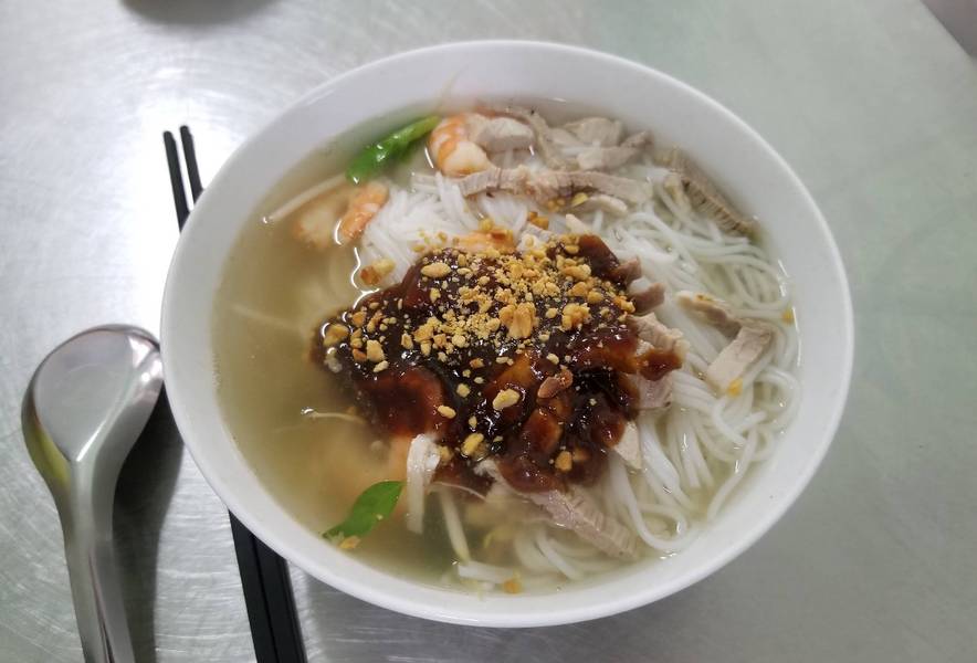 Điểm đặc biệt của bún gỏi dà chính là đậu phộng rang giòn. 