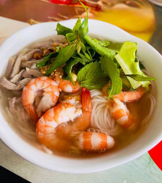 Bún gỏi dà cô Hằng với nước dùng trong, vị ngọt thanh. 