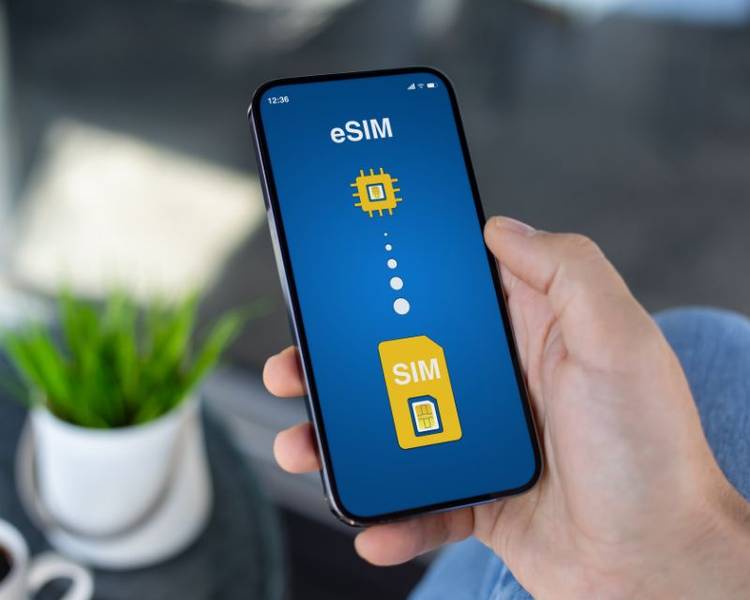 eSIM tiện lợi hơn vì chỉ cần quét mã QR để kích hoạt và sử dụng ngay khi đến nơi.