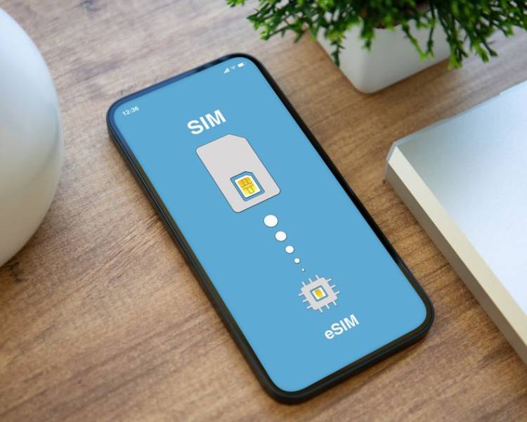 eSIM là SIM điện tử được cài trực tiếp vào điện thoại thông qua quét mã QR.