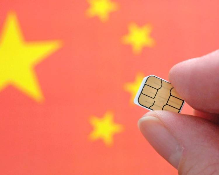 Ưu điểm của SIM vật lý là hầu như tương thích với hầu hết các dòng điện thoại.