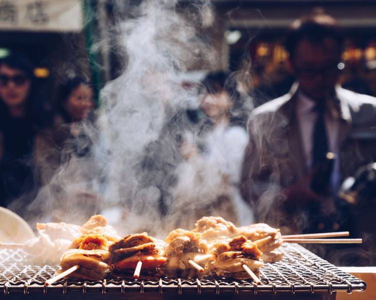 Tsukiji Outer Market không chỉ là thiên đường hải sản tươi sống mà còn là điểm hẹn của những tín đồ ẩm thực đường phố Nhật Bản.