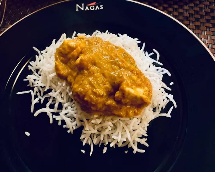 Mas Riha là món cà ri cá truyền thống của Maldives, thường được ăn kèm cơm hoặc roshi và trà nóng.