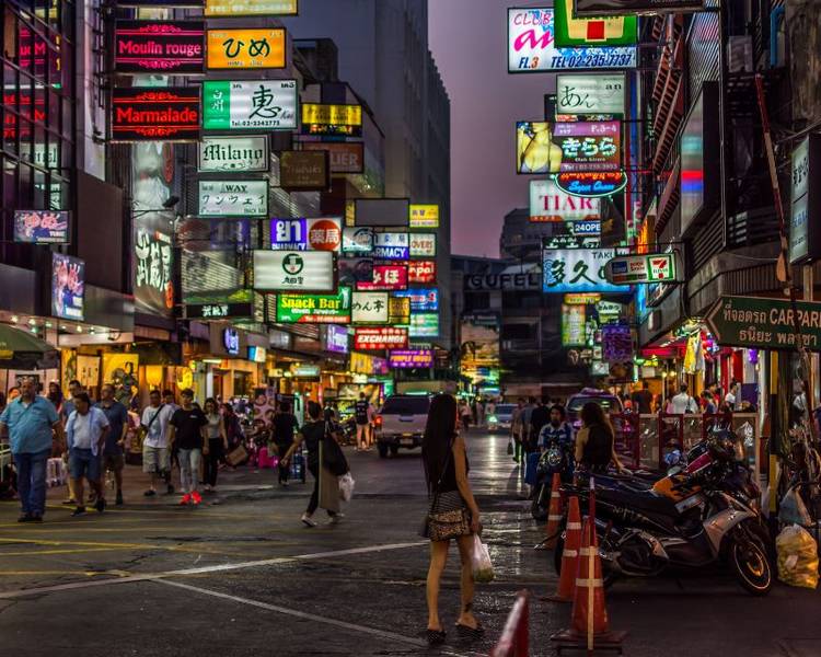 Patpong Night Market là một trong những chợ đêm nổi tiếng nhất tại Bangkok, tọa lạc tại quận Bang Rak.