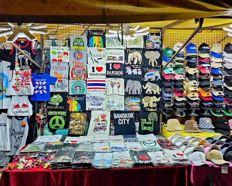 Chợ đêm Patpong là thiên đường dành cho những tín đồ mua sắm.