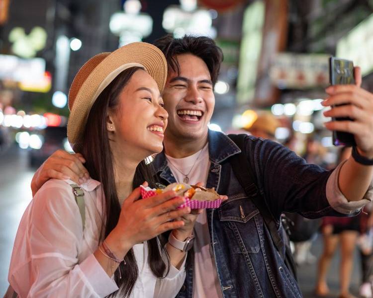 Du khách có thể chụp hình để lưu giữ những kỷ niệm đáng nhớ tại Patpong Night Market.