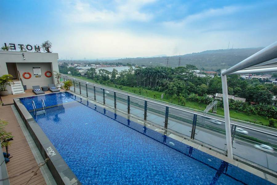 Bigland Hotel & Convention Sentul - Swimming pool and view