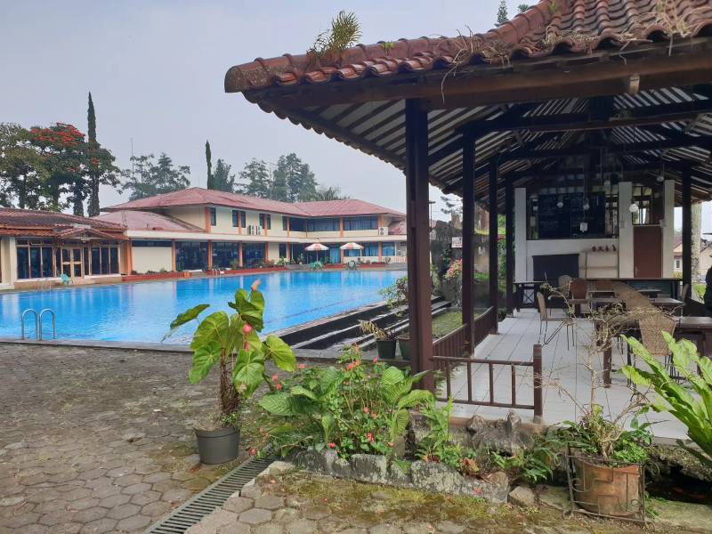 Cisarua Indah Cottage - Swimming Pool & Building